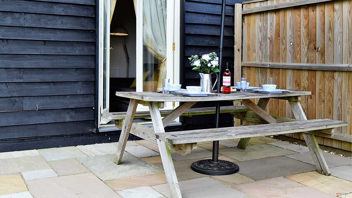 outdoor dining table