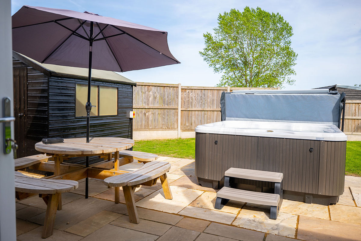 Outdoor patio with hot tub in suffolk holiday cottage